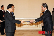 李대통령, 이태로 몽골 대사 신임장 수여