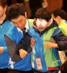 시각장애우 착석 돕는 한국스탠다드차타드은행 직원