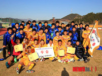 고교축구 우승 만끽하는 금호고