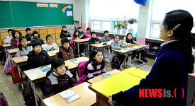 설명 듣는 초등학생들