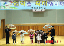 투명우산 나란히