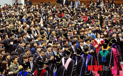 교수진에게 박수 보내는 신입생들