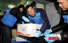 급식 식자재 운반하는 박원순 시장