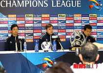 취재진 질문 답하는 드라간 스토이코비치 감독