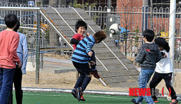 어린이들의 봄맞이 축구