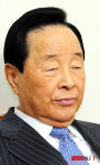 심각한 표정의 김영삼 전 대통령