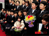 기념촬영하는 구세군 사관학교 입학생들