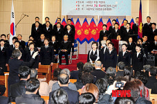 찬송하는 구세군 사관학교 입교생들