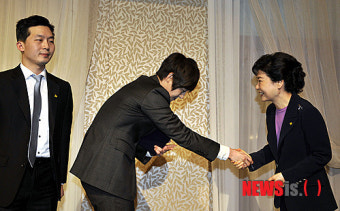 박근혜 비대위원장, 한류스타 김현중과 악수