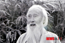 故 함석헌 선생 탄생 111주년, LA 세미나에 전시된 생전 모습
