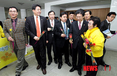 장미꽃 받은 광주시의원들