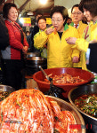 안산 재래시장 방문해 김치 맛보는 한명숙 대표