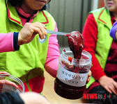 사랑의 고추장 담는 아름다운 손길