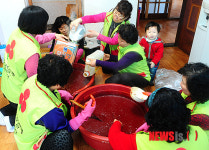 사랑의 고추장 만드는 한여농 한반도면 지회 회원들