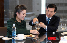 아리수 권하는 박원순 시장