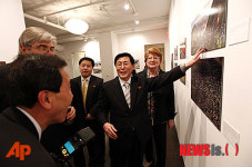 美 뉴욕서 열린 북한의 창 사진전