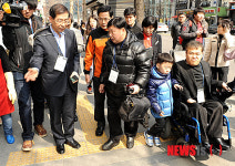 장애인 보행환경 살피는 박원순 시장