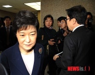 심재엽 전의원을 지나가는 박근혜 위원장