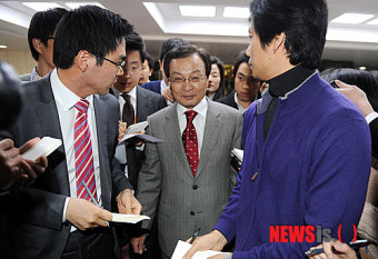 취재진의 질문 답하는 이해찬 상임고문