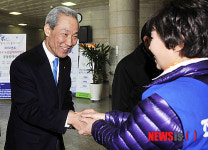 지역 주민들과 인사 나누는 김종훈 전 본부장