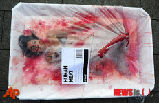 고기처럼 포장된 사람