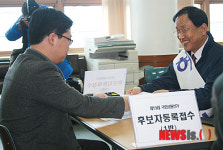 춘천, 후보등록 후 웃는 허천후보.