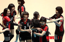 기뻐하는 선명여고 선수들