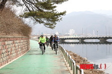 북한강변을 따라 조성된 자전거길