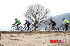 북한강변을 달리는 마니아들