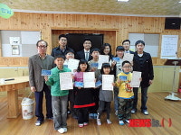 산청 오부초 교직원이 재학생에게 장학금 전달