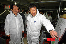 탈취시스템 설명 듣는 서규용 장관