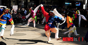 봉산탈춤 선보이는 팔먹중들