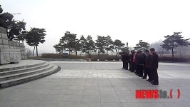 부소산 삼충사 찾아 참배하는 김근태와 캠프