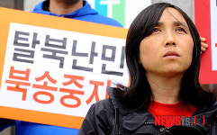 중국대사관 바라보는 참가자