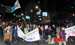 행진 하는 대학생들