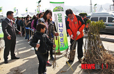 옥천 이원묘목축제 쌀쌀한 날씨 속 성황
