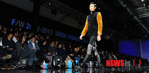 모델의 멋진 워킹