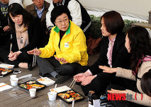 비정규직 여성노동자 고충듣는 한명숙 위원장
