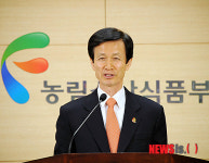 이돈구 청장 식목일 녹색성장 지속 희망의 나무심기로