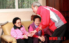 어르신들과 인사 나누는 김종훈 후보