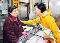 지역주민과 의견 나누는 차영 후보