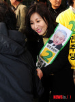 주민들과 인사 나누는 최명길