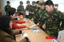 군장병들의 투표 행렬