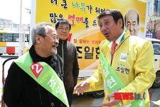 유세현장 서 만난 탤런트 박윤배와 최동원 의원