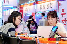 유학 상담하는 학생