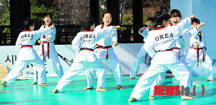 태권도 동작 선보이는 어린이들