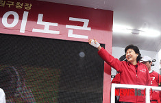 지역 주민들에게 손 흔드는 박 위원장