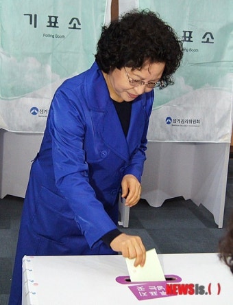 권양숙 여사 김해 진영서 투표