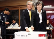 투표하는 문재인 후보