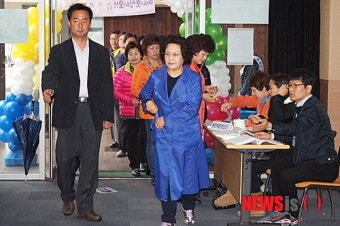 김해 투표장에 나온 권양숙 여사